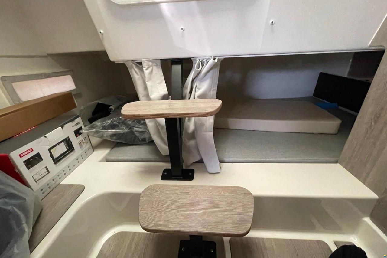 Quicksilver Activ 875 Sundeck