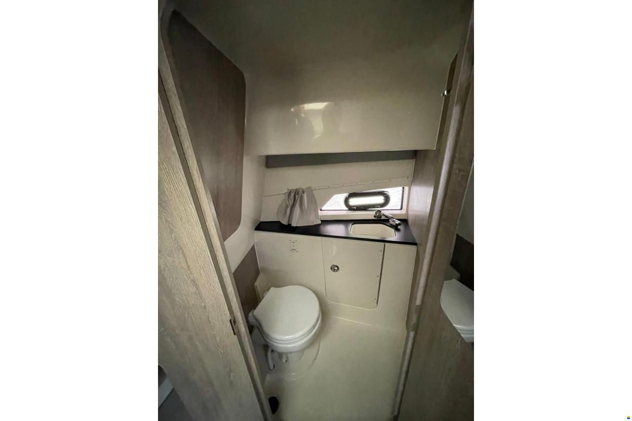 Quicksilver Activ 875 Sundeck