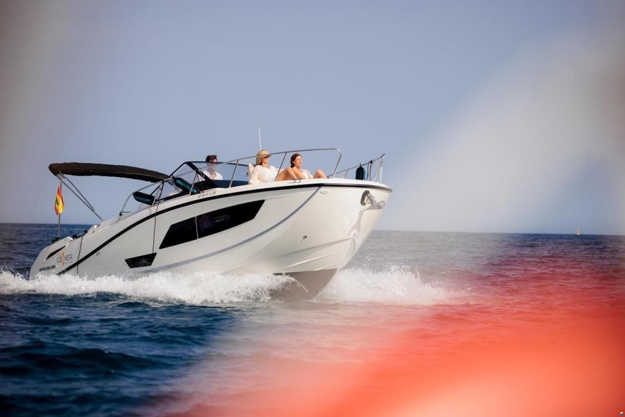 Quicksilver Activ 875 Sundeck