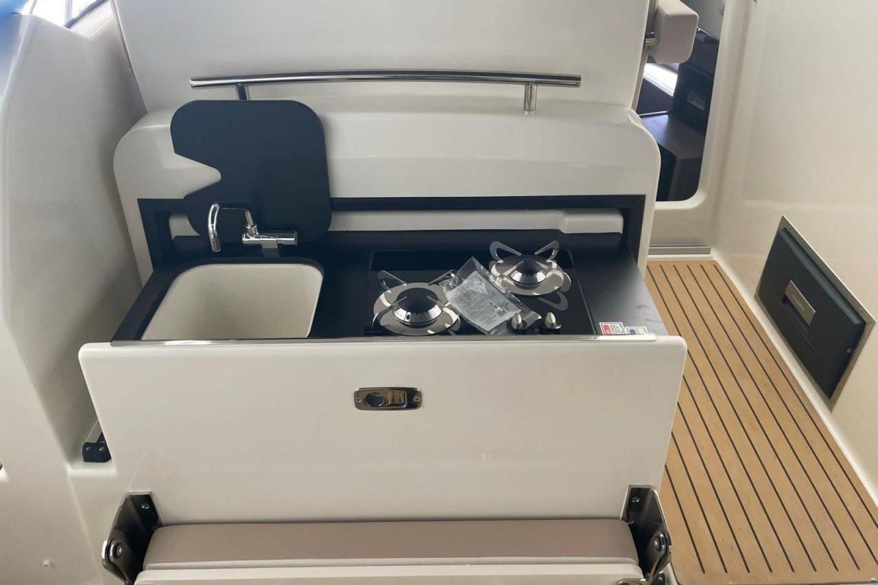 Quicksilver Activ 875 Sundeck