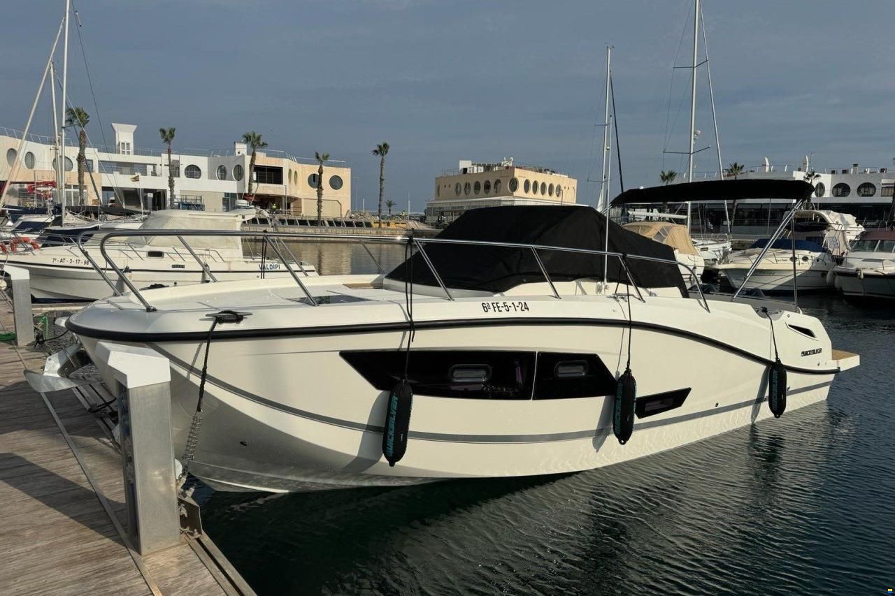 Quicksilver Activ 875 Sundeck