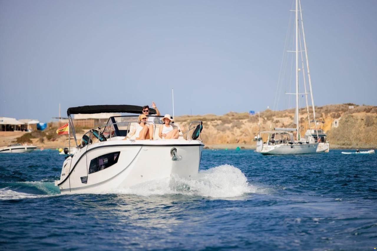 Quicksilver Activ 875 Sundeck