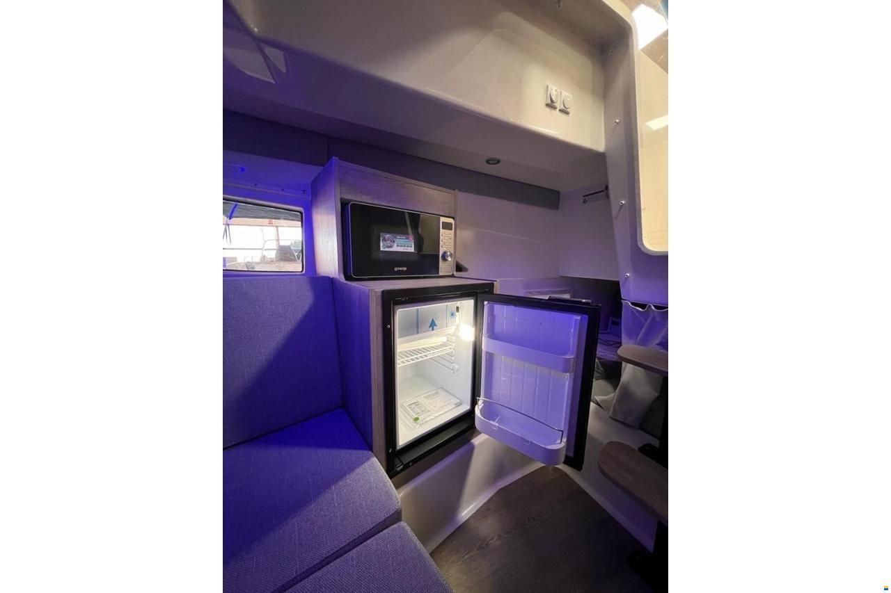 Quicksilver Activ 875 Sundeck