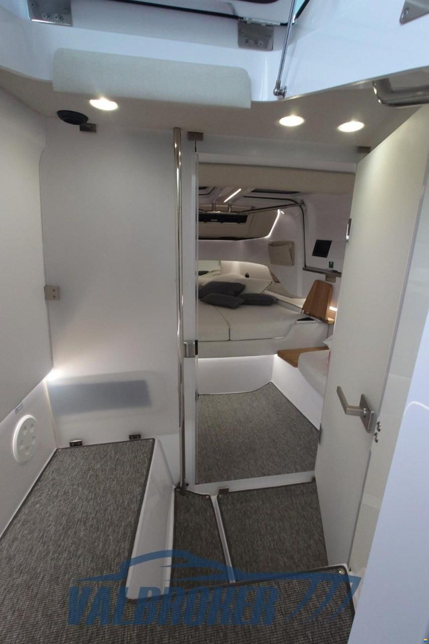 Axopar 37 XC Cross Cabin