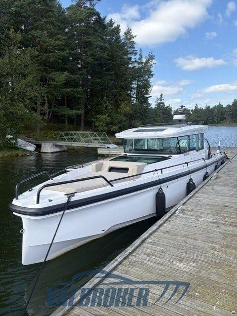 Axopar 37 XC Cross Cabin