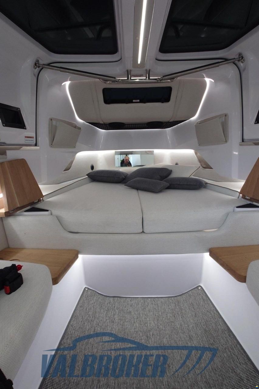 Axopar 37 XC Cross Cabin