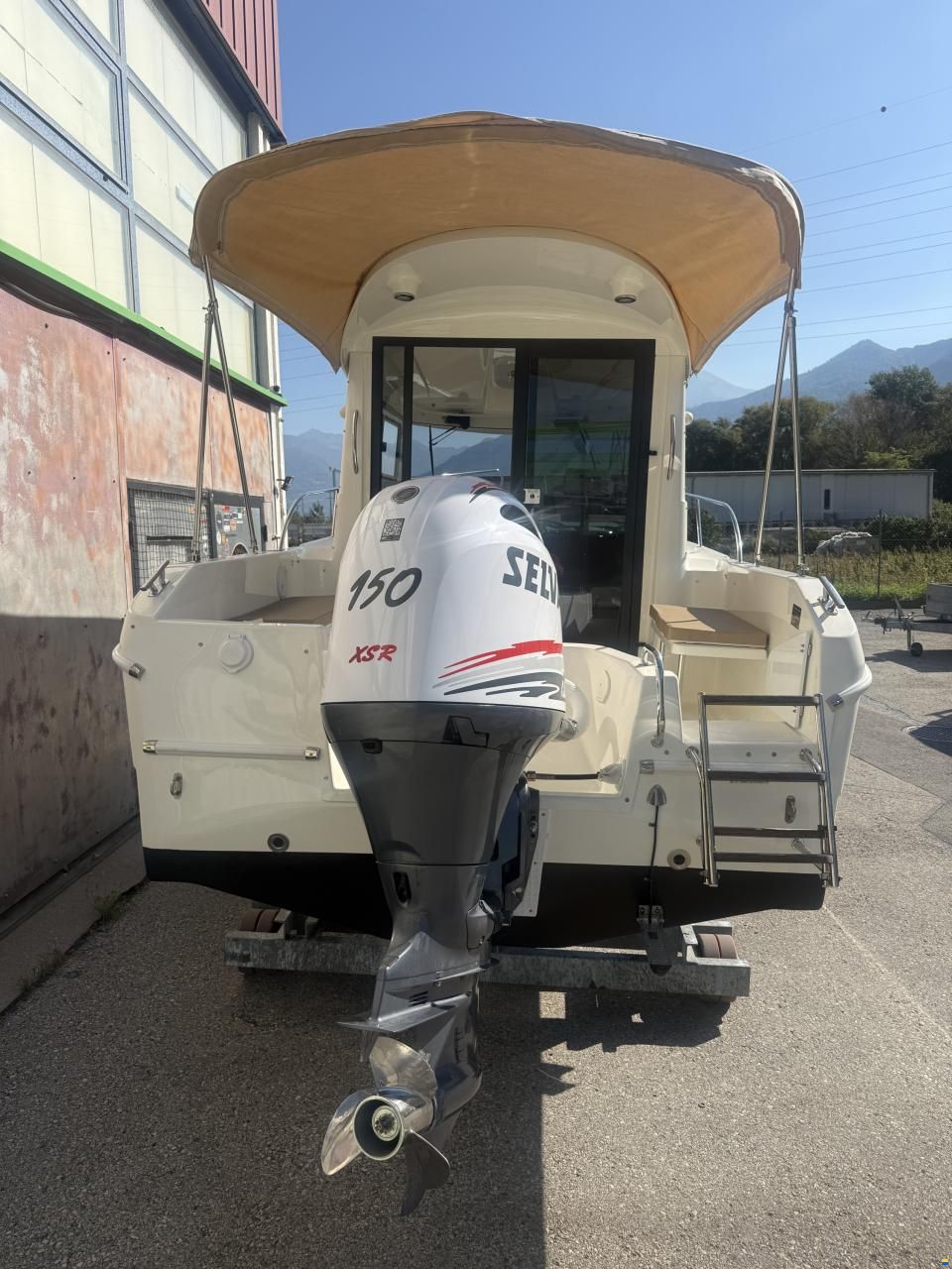 Manara Pilothouse 21