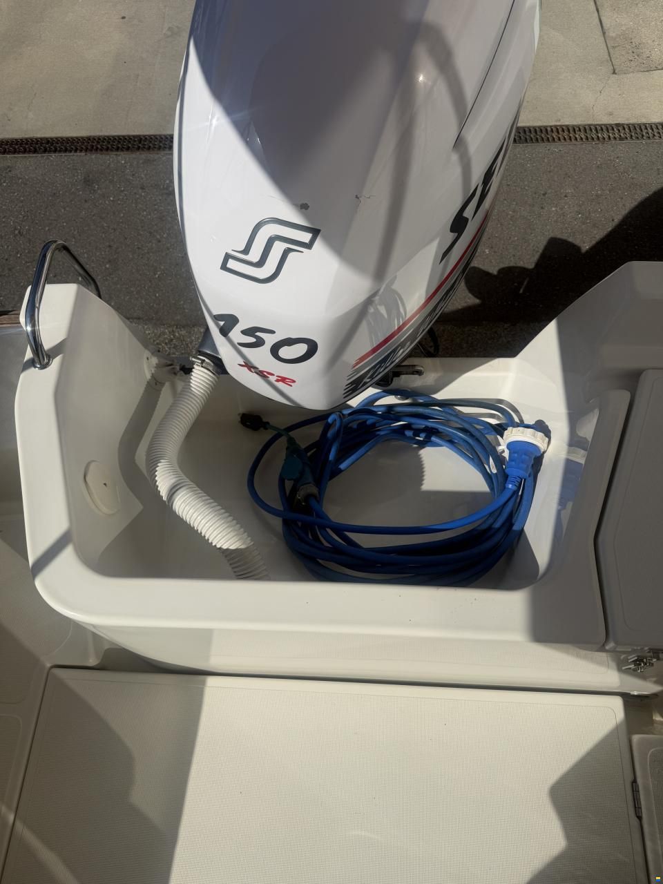 Manara Pilothouse 21
