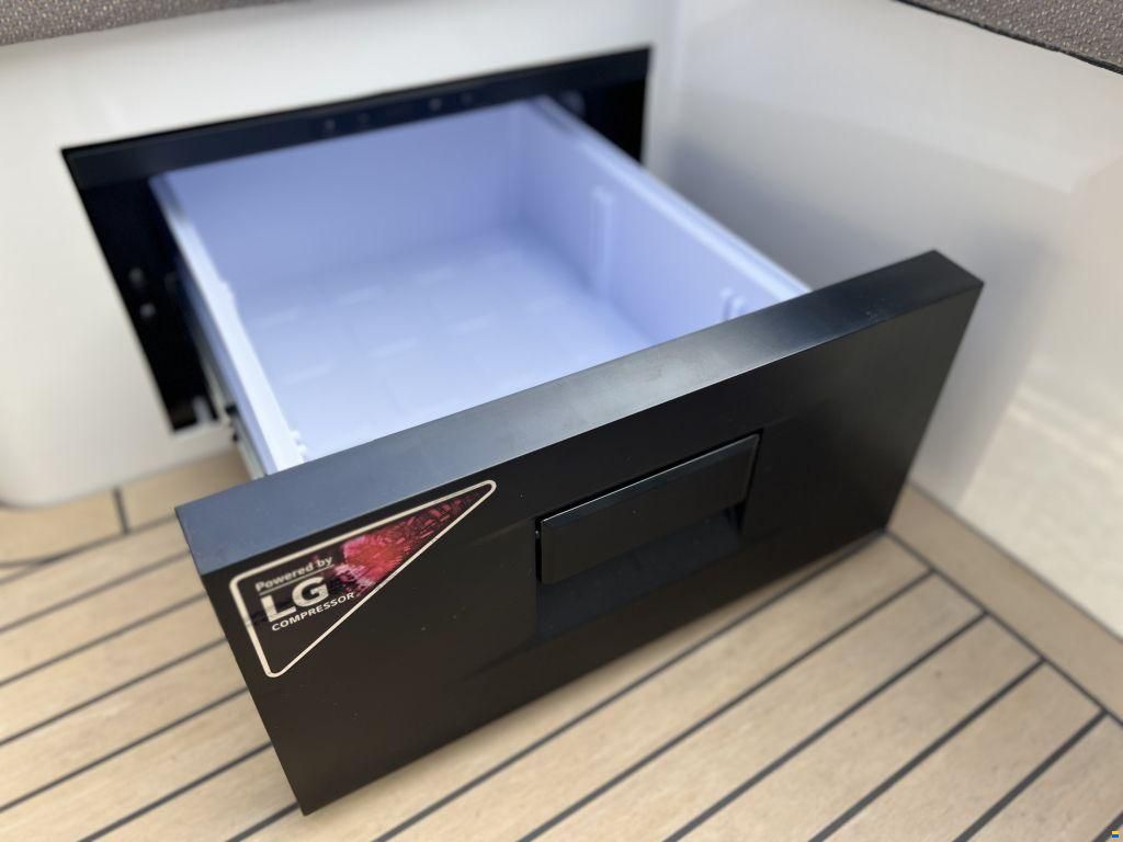 IJzendoorn Yachts Tender Cabin 800
