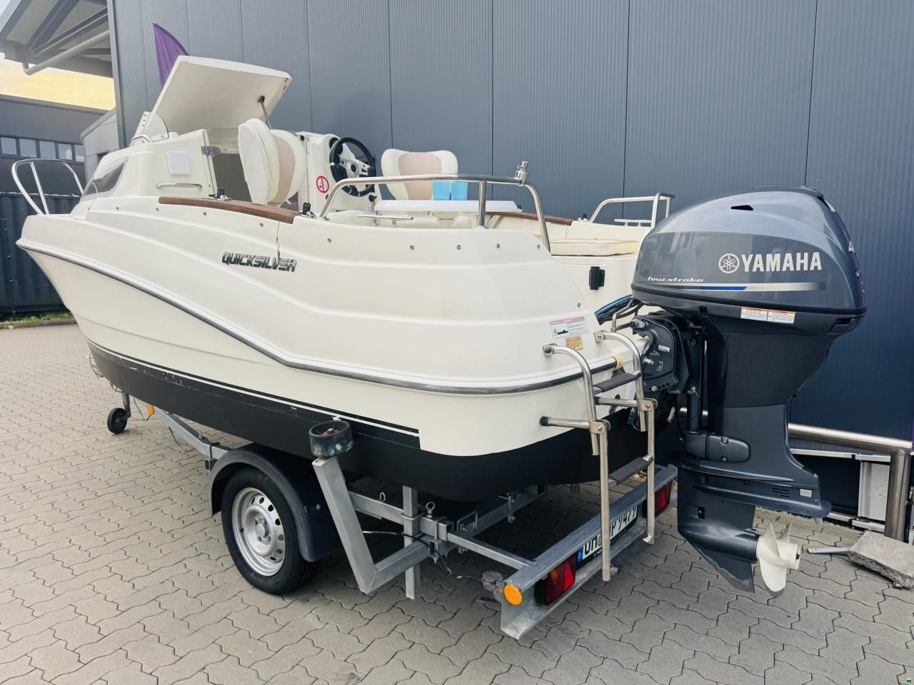 Quicksilver 430 Activ Cabin