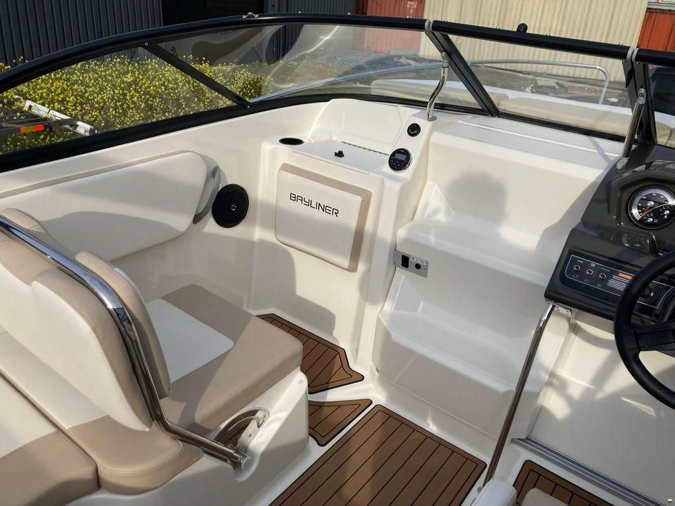 Bayliner VR5 Cuddy