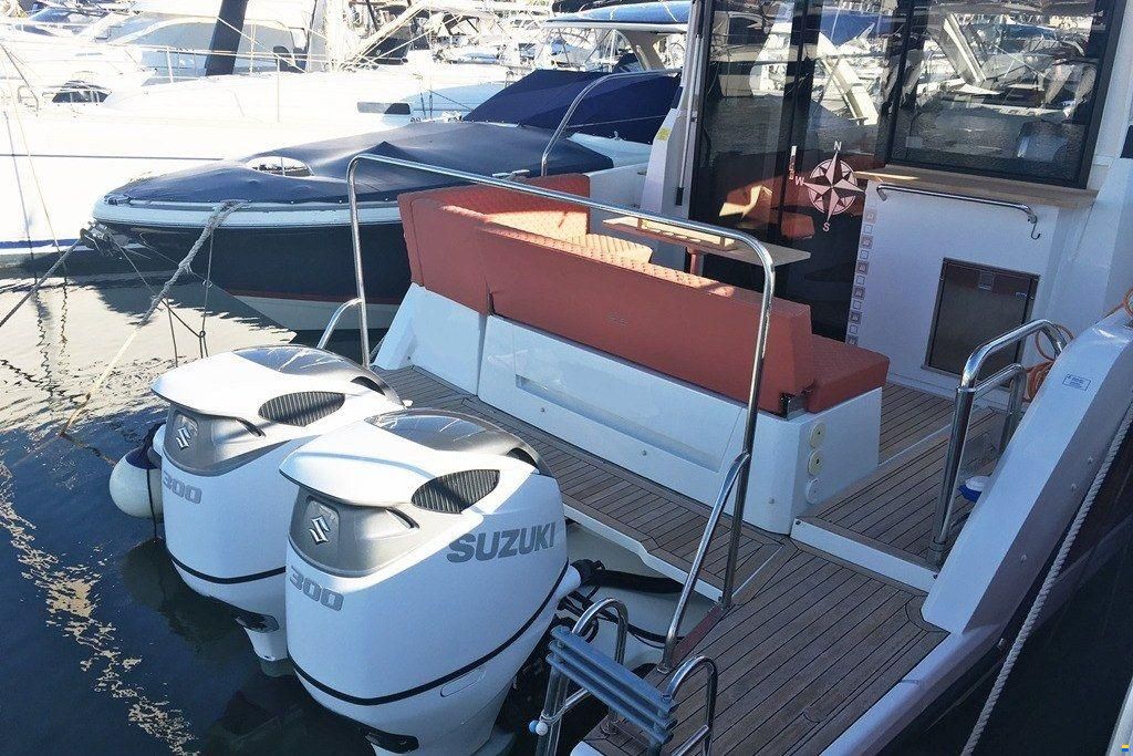 Sealine C330V