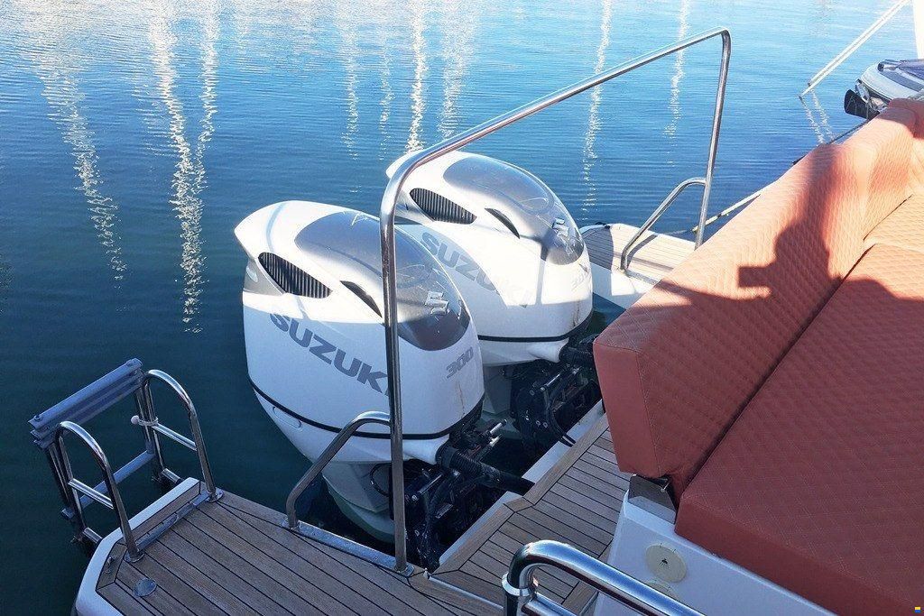Sealine C330V