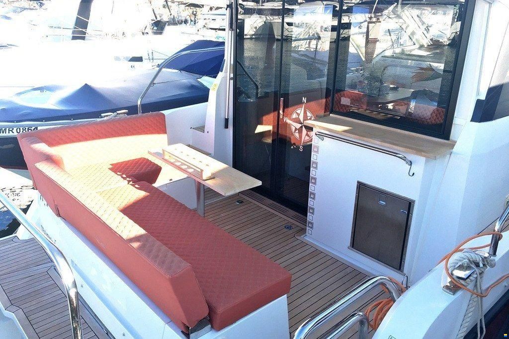 Sealine C330V