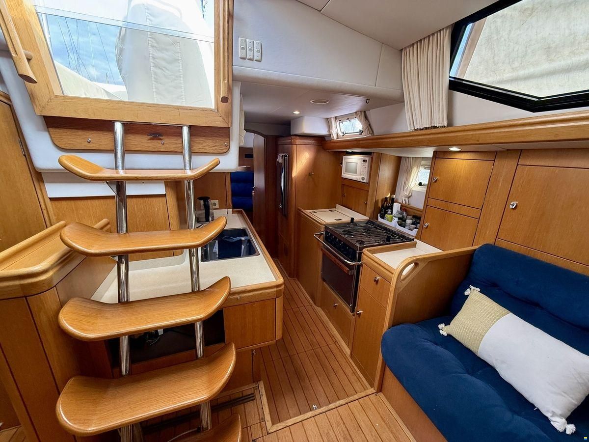 Oyster 45 Deck Saloon