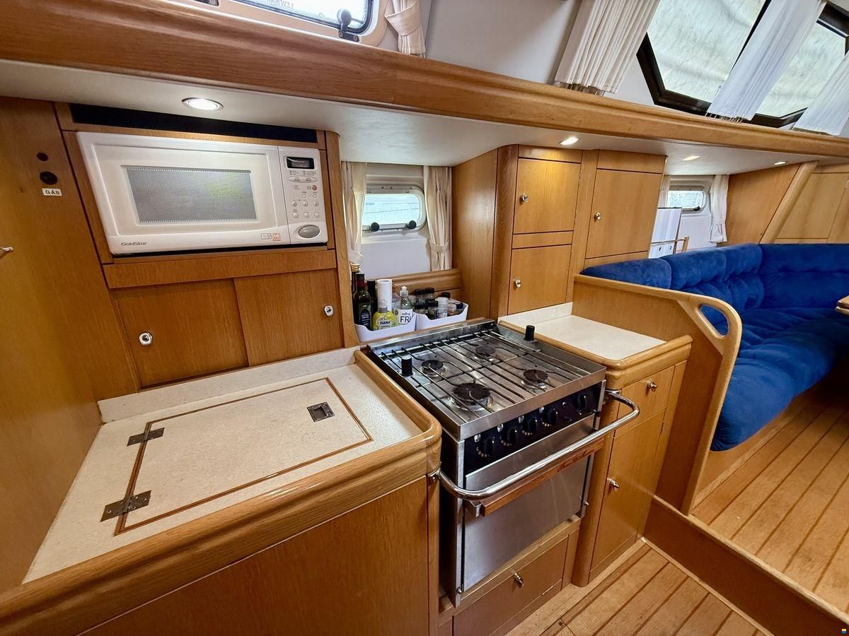 Oyster 45 Deck Saloon
