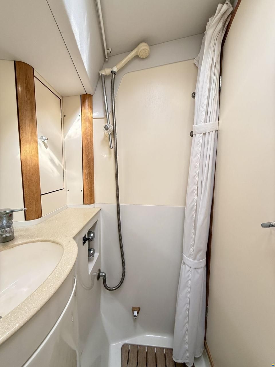 Oyster 45 Deck Saloon