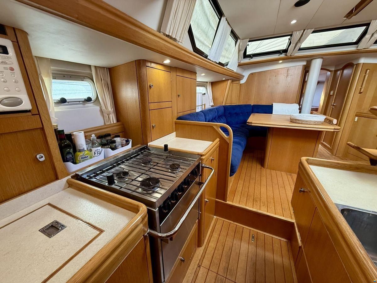 Oyster 45 Deck Saloon