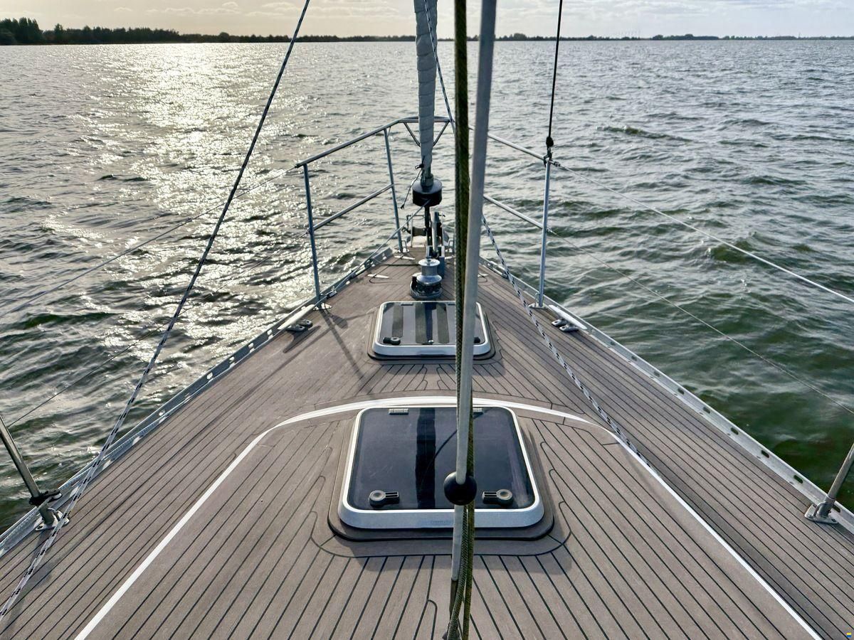 Oyster 45 Deck Saloon