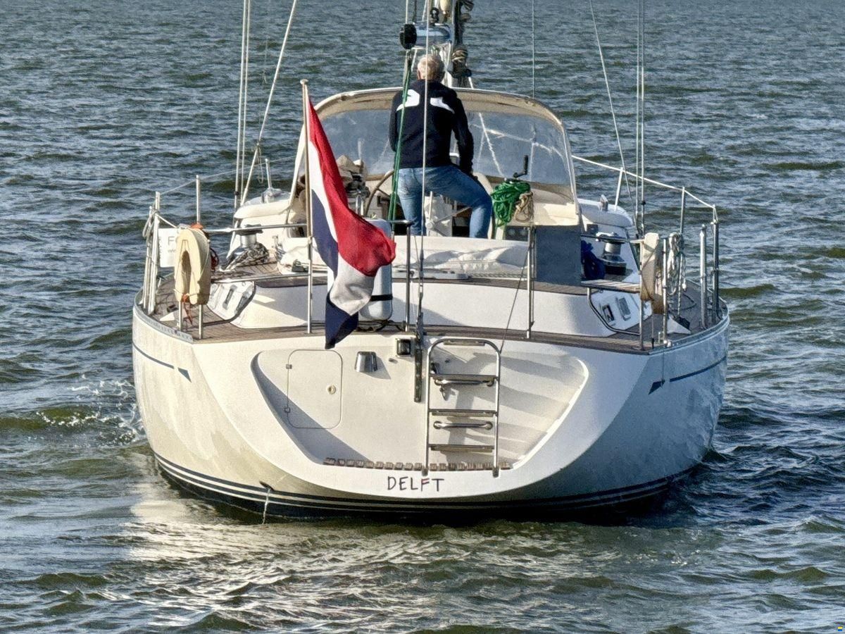Oyster 45 Deck Saloon