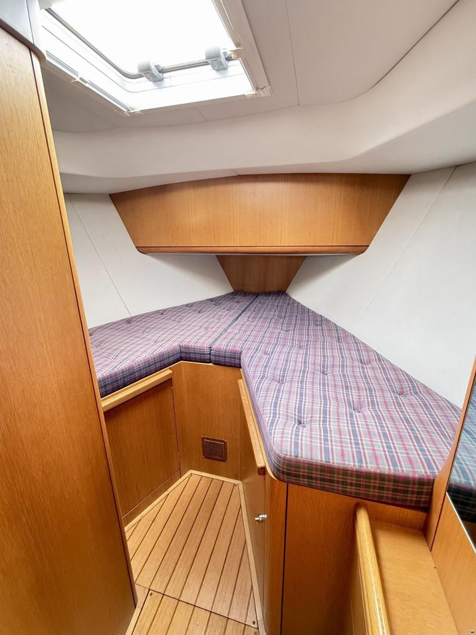 Oyster 45 Deck Saloon