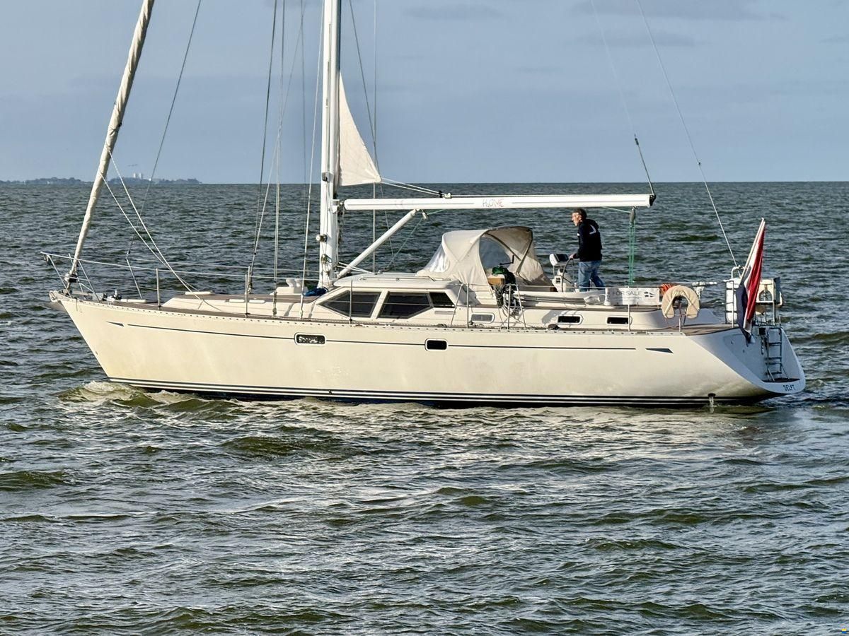 Oyster 45 Deck Saloon