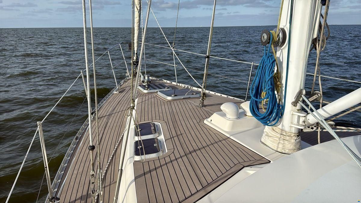Oyster 45 Deck Saloon