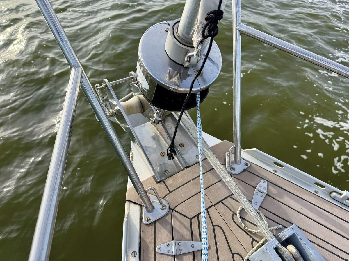 Oyster 45 Deck Saloon