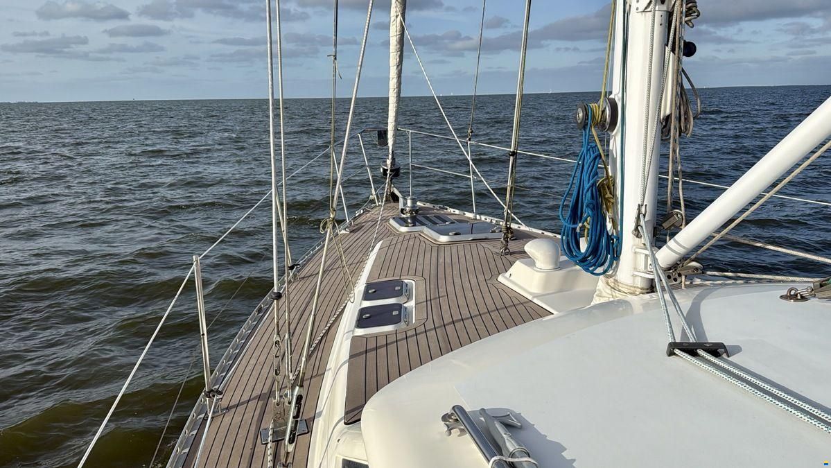 Oyster 45 Deck Saloon