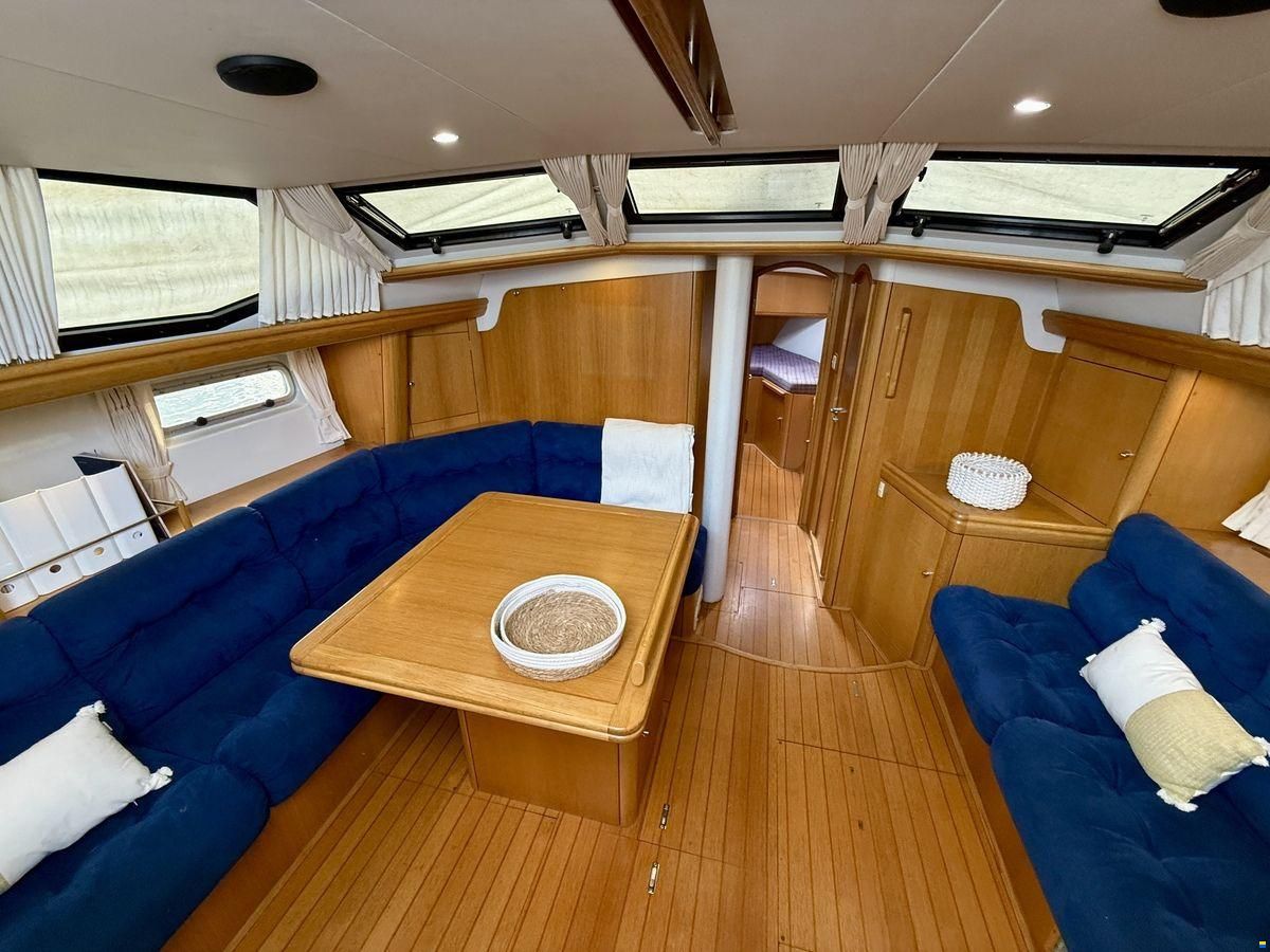 Oyster 45 Deck Saloon