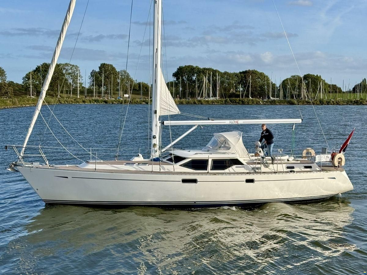 Oyster 45 Deck Saloon