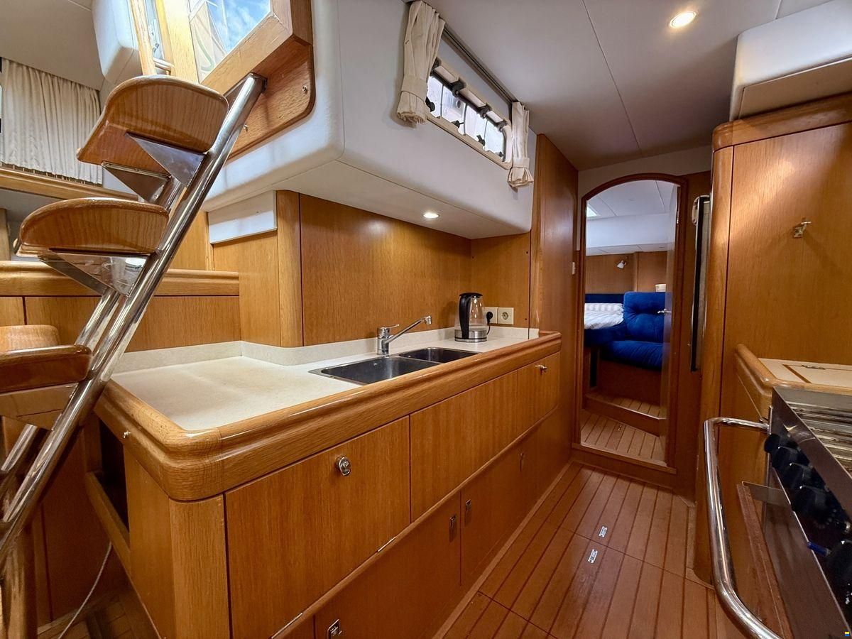 Oyster 45 Deck Saloon