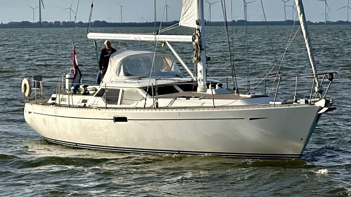 Oyster 45 Deck Saloon