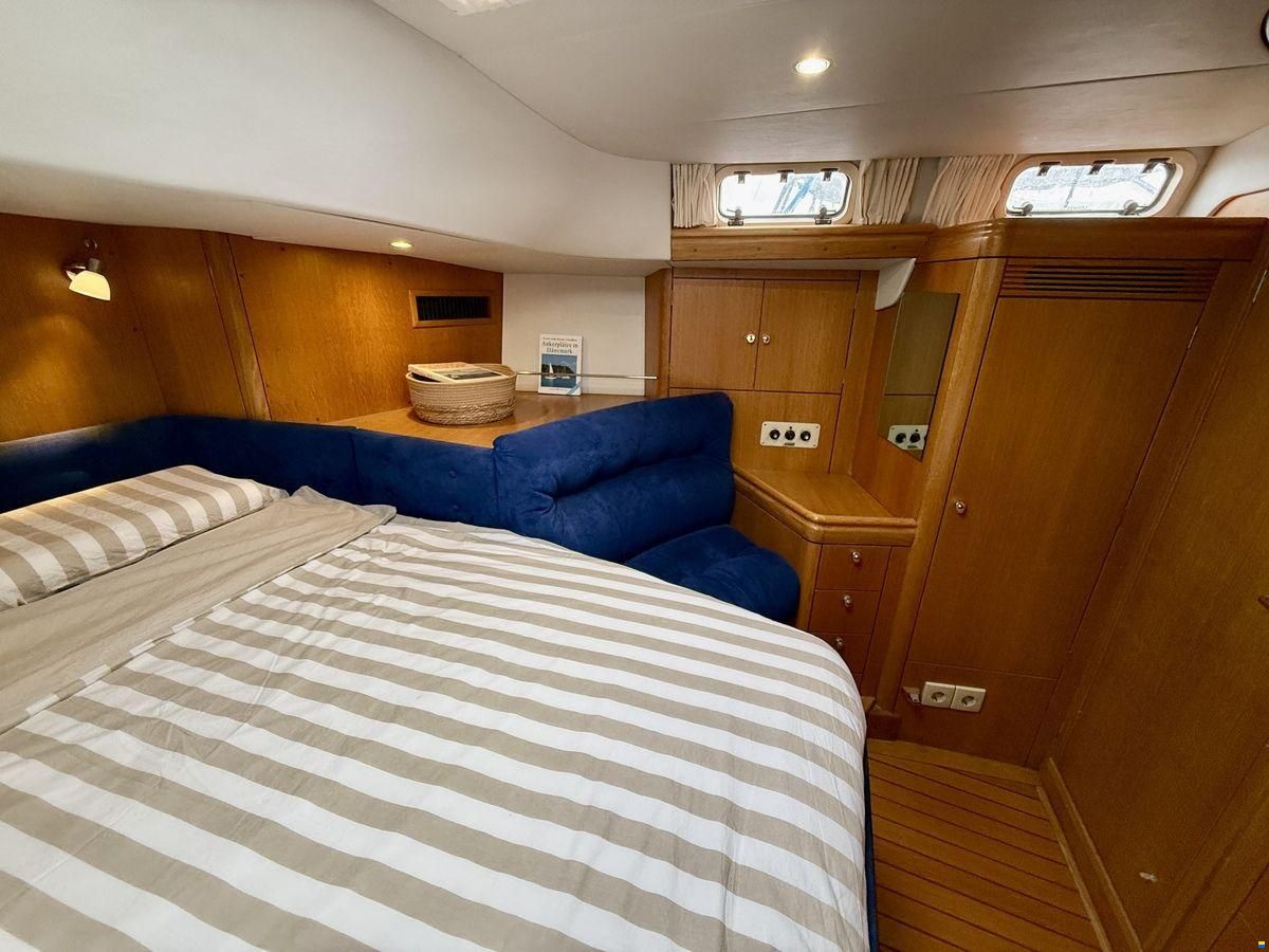 Oyster 45 Deck Saloon
