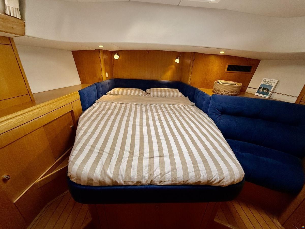 Oyster 45 Deck Saloon