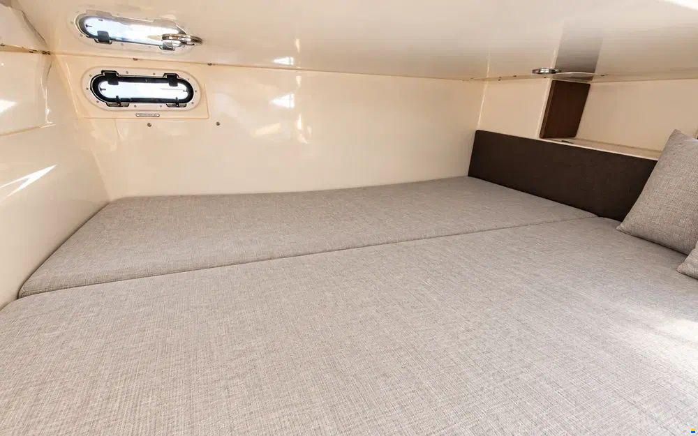 Quicksilver Activ 875 Sundeck