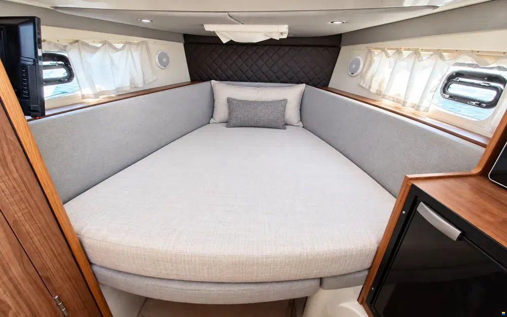 Quicksilver Activ 875 Sundeck