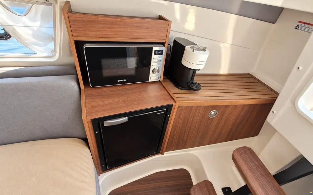 Quicksilver Activ 875 Sundeck