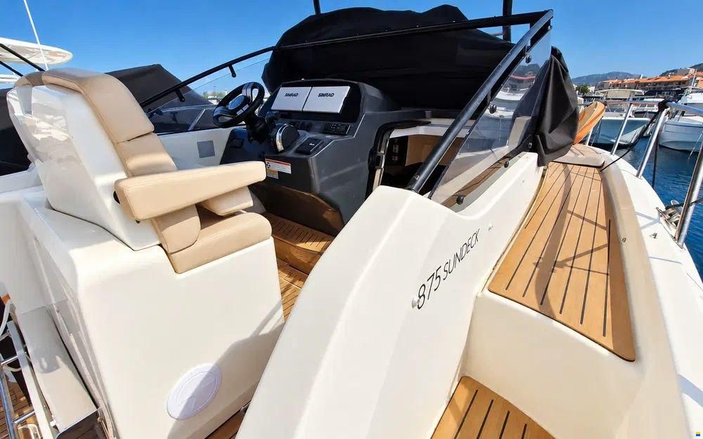 Quicksilver Activ 875 Sundeck