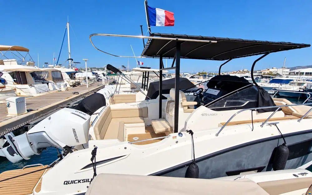 Quicksilver Activ 875 Sundeck