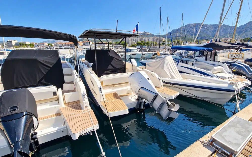 Quicksilver Activ 875 Sundeck
