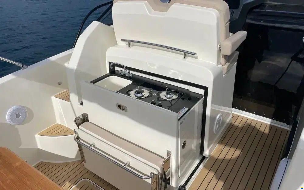 Quicksilver Activ 875 Sundeck