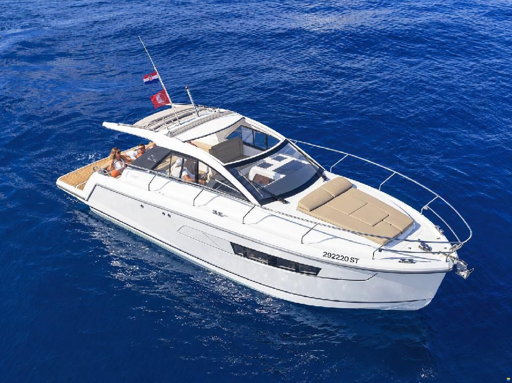 Sealine S335