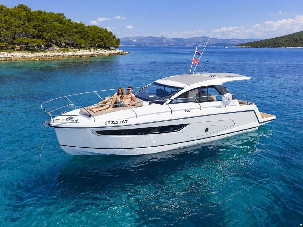 Sealine S335