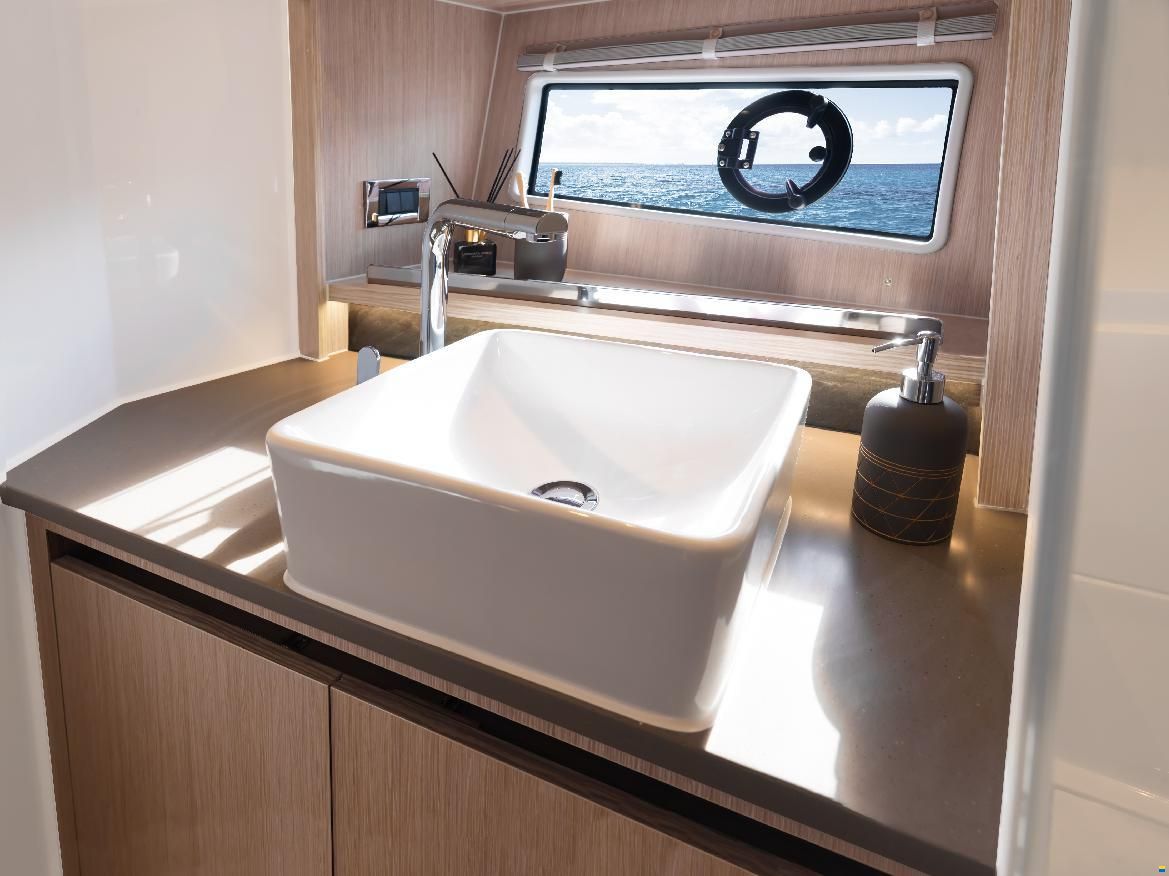 Sealine C335