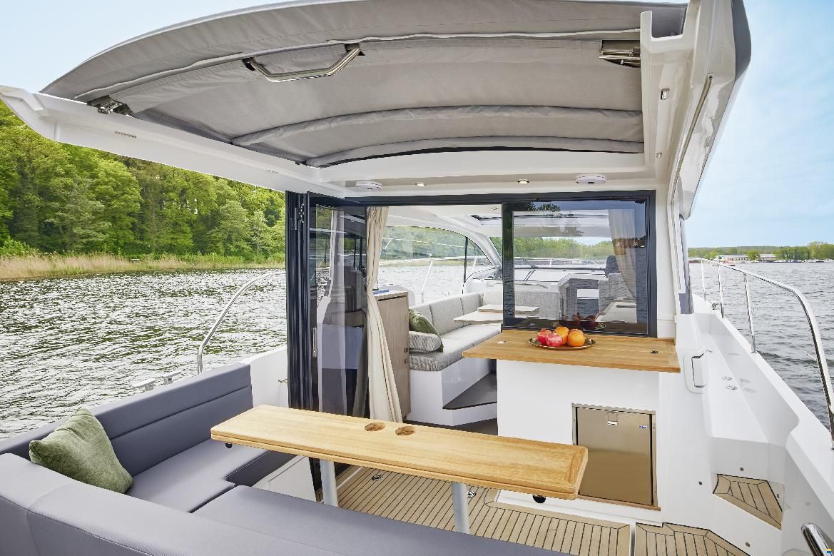Sealine C335