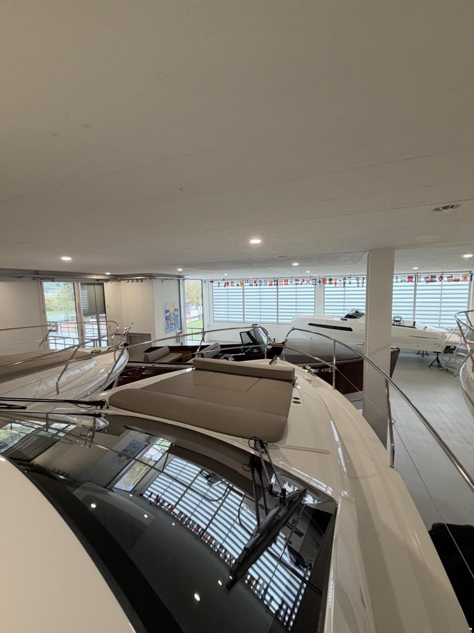 Sealine C335