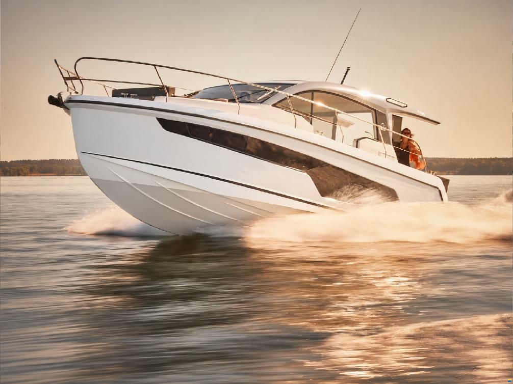 Sealine C335