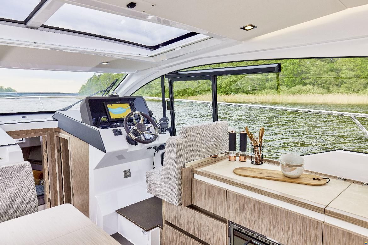 Sealine C335