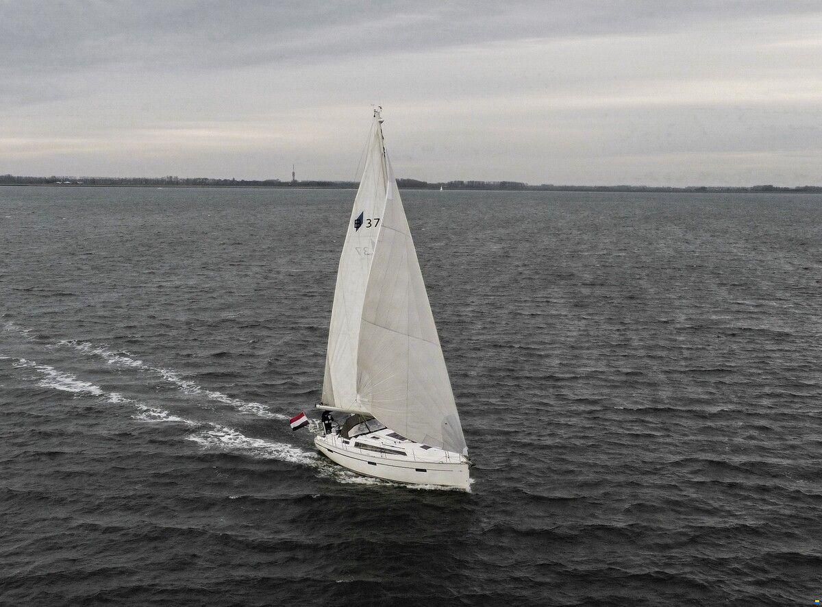 Bavaria 37